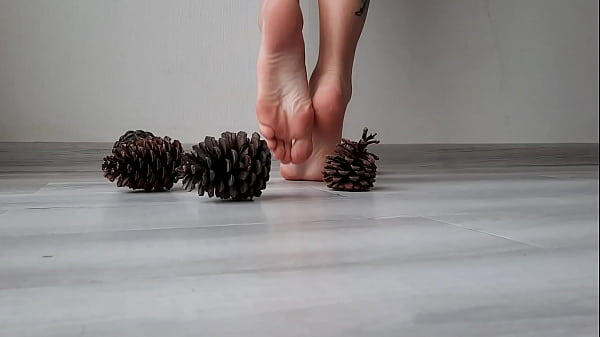 सेक्सी पैर डॉमीनेटरिक्स नीका. नंगे पैरों से धक्कों को रौंदना।