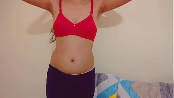 Xxx Indische Desi-Freundin stillt ihren Durst, indem sie sich vom Freund ihres Freundes in den Arsch ficken lässt. Hindi-Audio