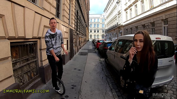 Ragazza teenager sexy si spoglia in real_amateur