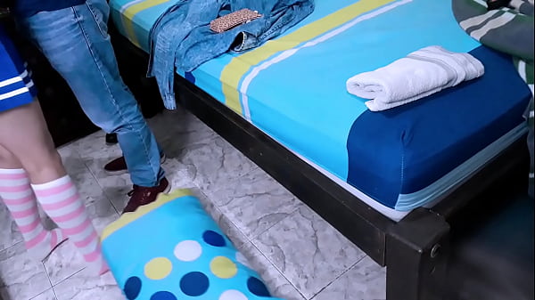 Una bella ragazza della scuola sa davvero come succhiare un cazzo fino a farsi sborrare in bocca dopo la lezione