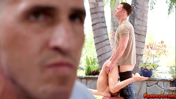 迈克·艾弗里的妻子继女麦肯齐·梅斯不仅超级性感，而且还是一个极端的暴露狂！看看当迈克的好友塞思来访时会发生什么！