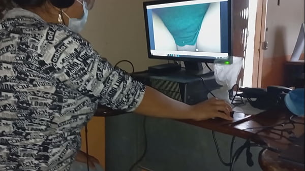 STUDENTE IMMORALE SUPREMO DEL PORNO FATTO IN CASA, GESTISCE L'UFFICIO DEL REGISTA PER CARICARE VIDEO SU XVIDEOS.COM