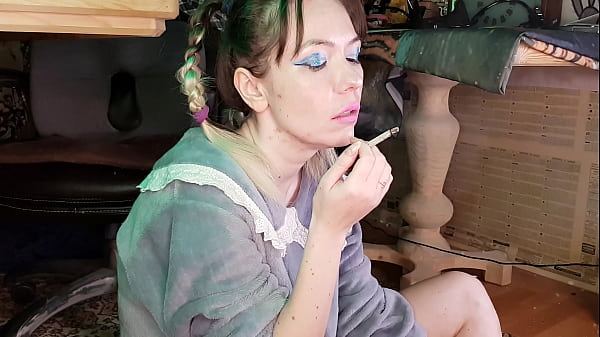 la giovane mamma fuma una sigaretta