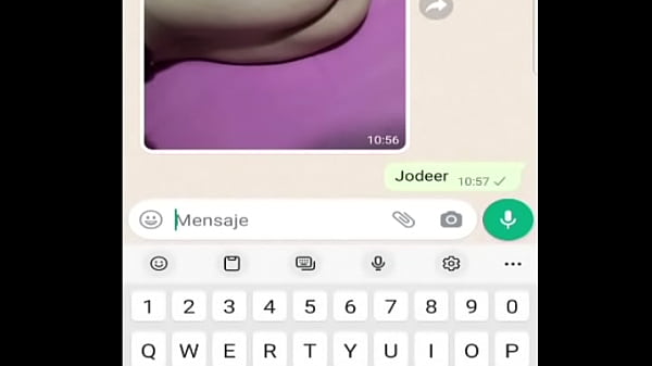 Chica joven juguetona se burla