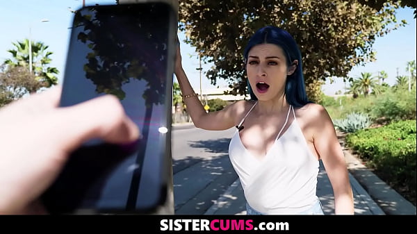 SisterCums - Infastidisce la mia sorellastra con il telecomando per strada