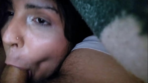 Ich lutsche meinen Onkel, während seine Frau fernsieht