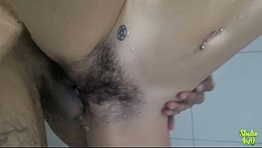 Verdammt heiß unter der Dusche mit der kleinen Schlampe von Candy Crush