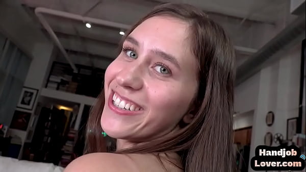 Süßes Teenie-Mädchen neckt eingeölt