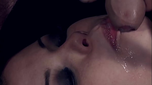 Bella troia nel dungeon del Maestro. Parte 3. Il suo padrone le solca la fica con il suo grosso cazzo.