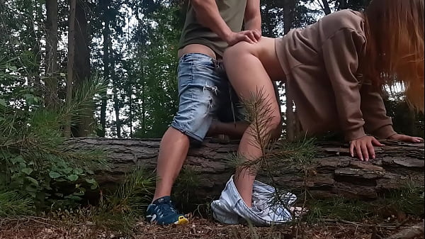 Uno sconosciuto mi ha scopato a pecorina dopo averlo succhiato nella foresta.