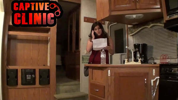 SFW NonNude BTS da Sophia Valentina'_s Human Guinea Pigs, passeggiate sexy, guarda l'intero film alla BondageClinic - Reup