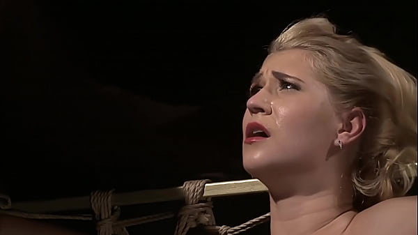 Lei lo impara, come servire il Maestro, obbedientemente. Parte 1. Il maestro le palpa la fica e il corpo prima di succhiargli il grosso cazzo.