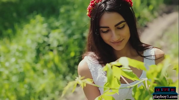 La piccola modella russa Cira Nerri fa uno spogliarello solista e mangia fragole con Playboy