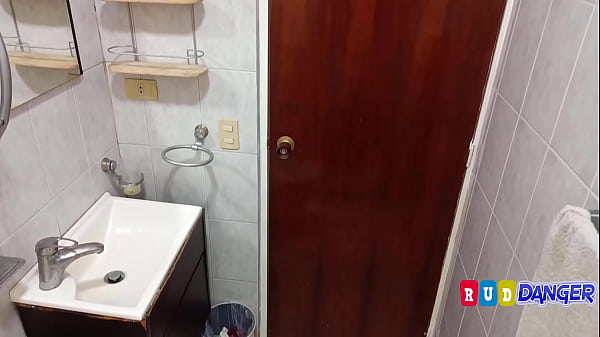 मोरा अपने चाचा को बताती है कि उसकी पत्नी पड़ोसी के साथ बेवफा है - बेवफा एक परिवार बन जाता है