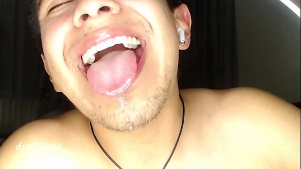 Una teenager amatoriale si esibisce in modo attraente