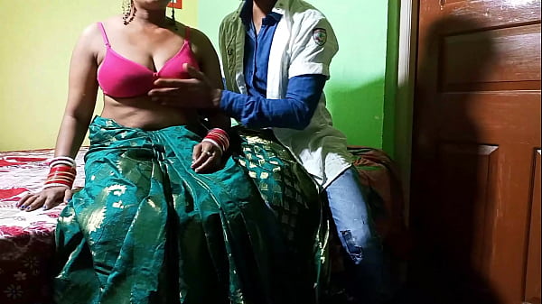 Sau khi kiểm tra toàn thân, bác sĩ đụ em gái bằng âm thanh tiếng Hindi.