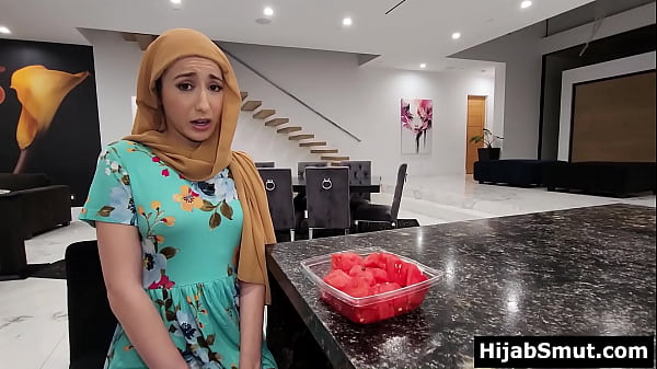 Fille musulmane timide suce son amie américaine