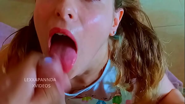 Hermosa adolescente se desnuda sexy