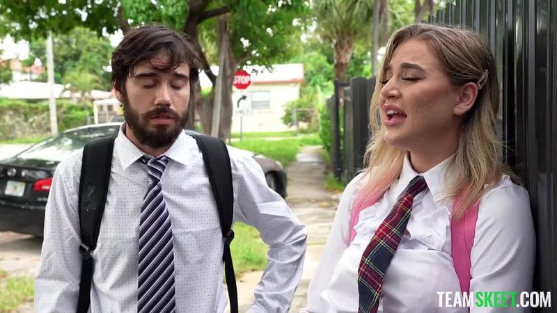 Gli studenti fanno sesso quando incontrano un video porno con Blake Blossom, nade sgradevole