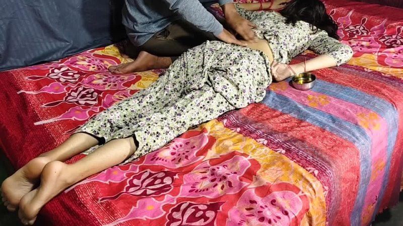 Bellissima ragazza adolescente massaggia le tette con olio e viene scopata dal cognato desi sesso tabù incesto famiglia 🤐👅🤫