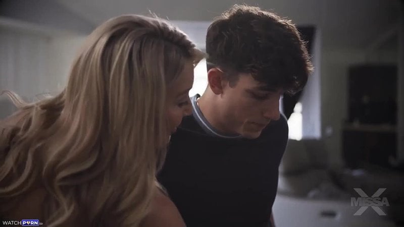 Papà è al piano di sotto, Laura Bentley, Parker Ambrose (voce automatica)