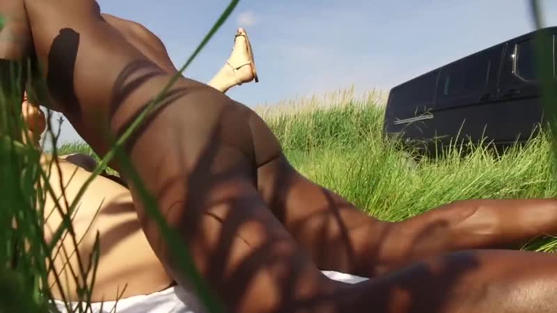 Cayenne Klein e Joss Lescaf sesso ungherese e negro sulla natura