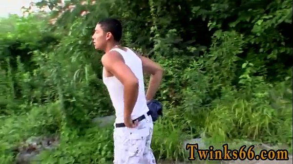 Als nächstes kommt der afrikanische, ältere, schwule Ivan und fügt noch seinen eigenen dampfenden Natursekt hinzu