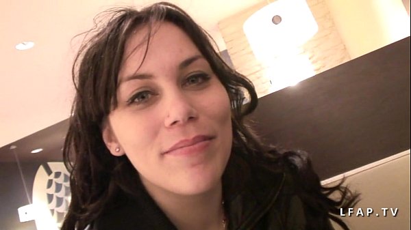 La splendida ragazza teenager si mostra in anale