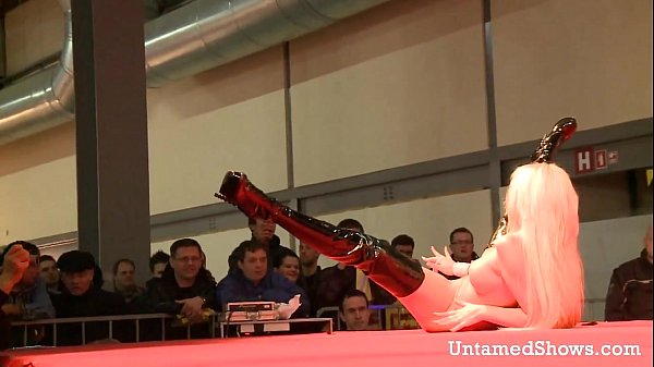 Salope sexy descend et se salit sur scène