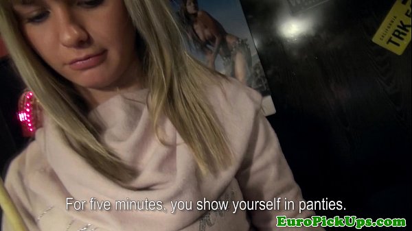 Adolescente sexy tirada muestra sus tetas en un bar