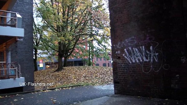 Zarinas adolescente indiana lampeggiante e ragazze orientali all'aperto si sditalinano la fica