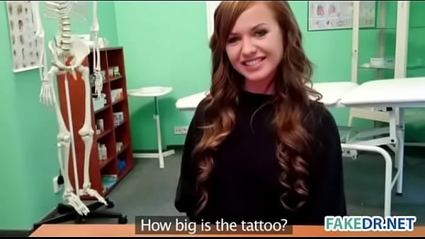 La modella bruna viene picchiata in un finto ospedale