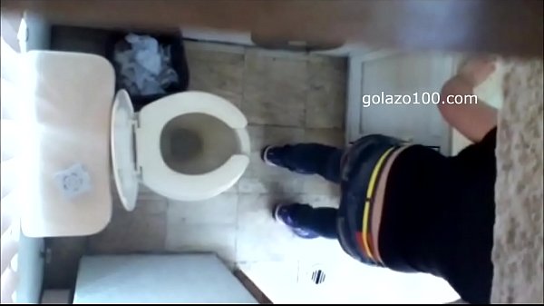 Jenny espionnée dans la salle de bain